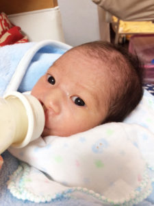 ミルクを上手に飲んでいます。1