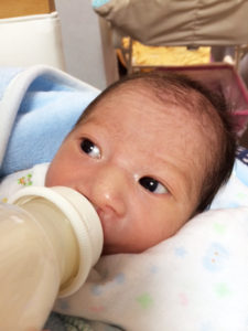 ミルクを上手に飲んでいます。2