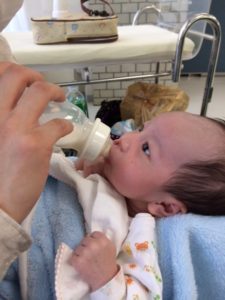 旦那がミルクをあげている様子