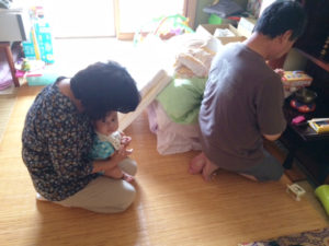 両親とお仏壇に手を合わせているところです。