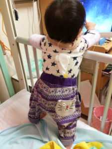 手作りの抑制帯をつけております。